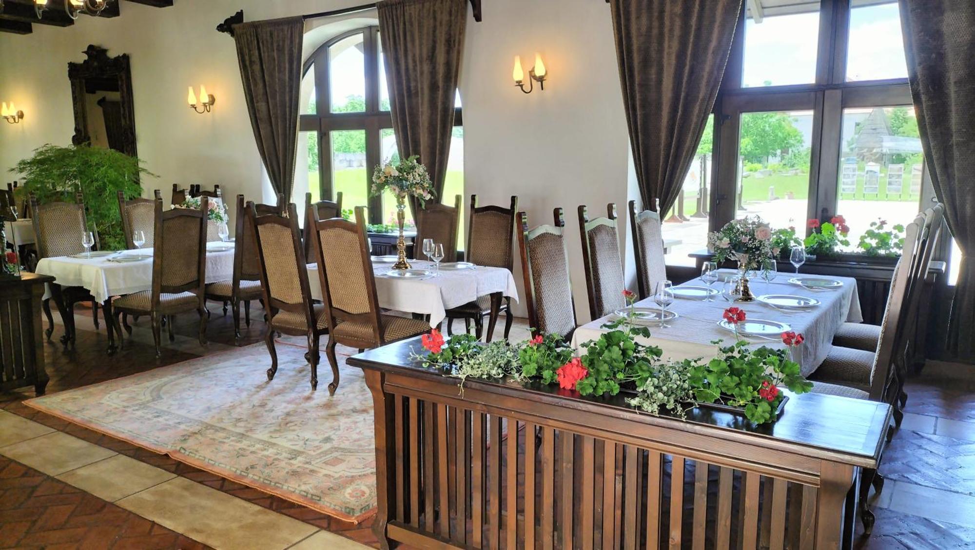 Hotel Medieval Алба-Юлия Экстерьер фото